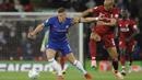 Gelandang Chelsea, Ross Barkley, berebut bola dengan gelandang Liverpool, Fabinho, pada laga Piala Liga Inggris di Stadion Anfield, Rabu (26/9/2018). Liverpool takluk 1-2 dari Chelsea. (AP/Rui Vieira)