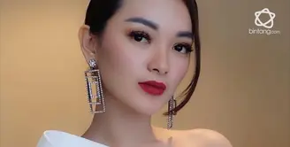 Di tempat yang berbeda, Zaskia Gotik juga melihat secara langsung prosesi akad nikah mantan tunangannya.