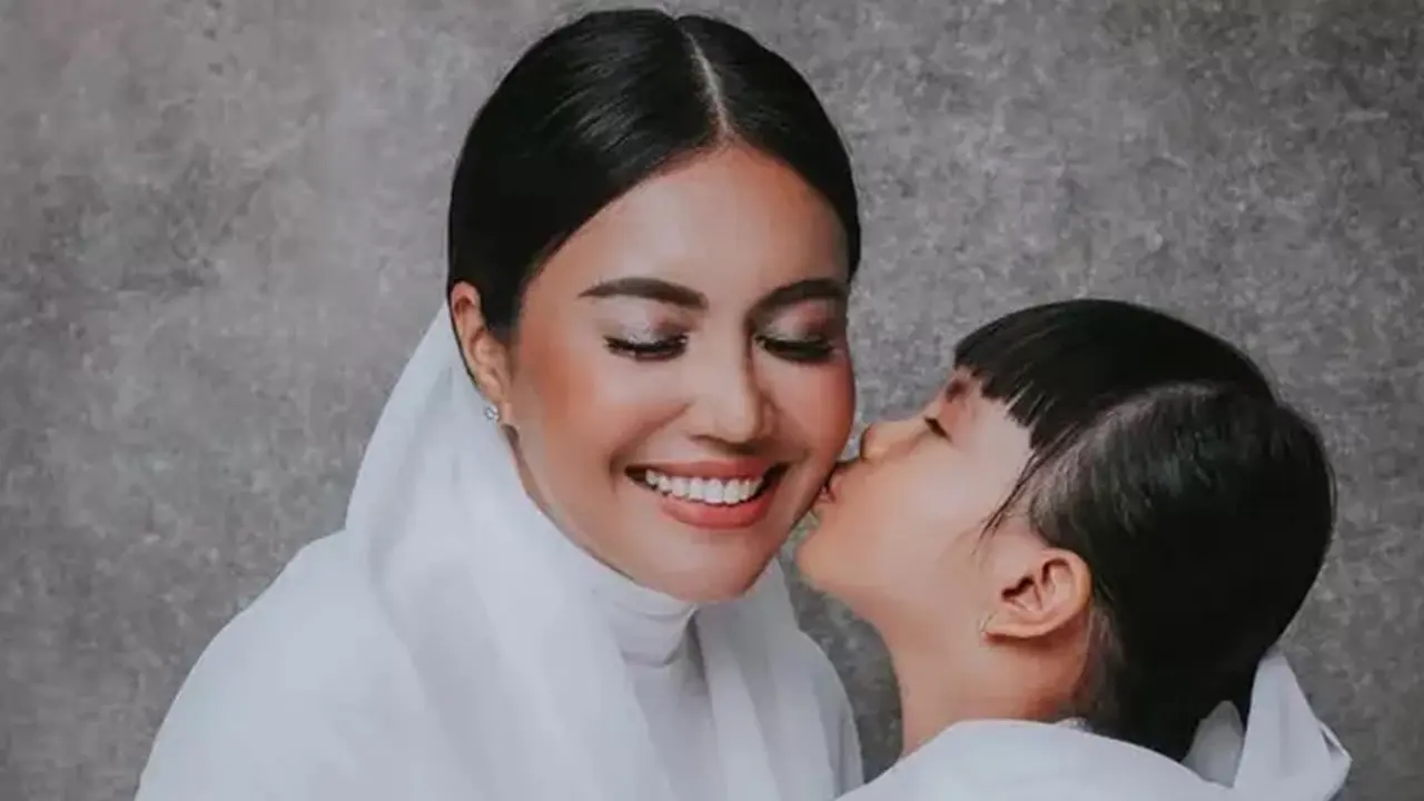 6 Momen Manis Shakira Anak Denada Jalan-Jalan Setelah 1 Tahun Dirawat