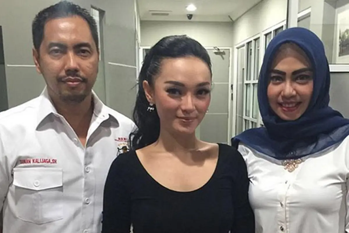 Zaskia Gotik bersama pengacara Sunan Kalijaga