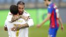 Bek Real Madrid, Sergio Ramos, melakukan selebrasi bersama Eden Hazard usai membobol gawang Eibar pada laga La Liga di Estadio Alfredo Di Stefano, Senin (15/6/2020). Real Madrid menang 3-1 atas Eibar. (AP/Bernat Armangue)
