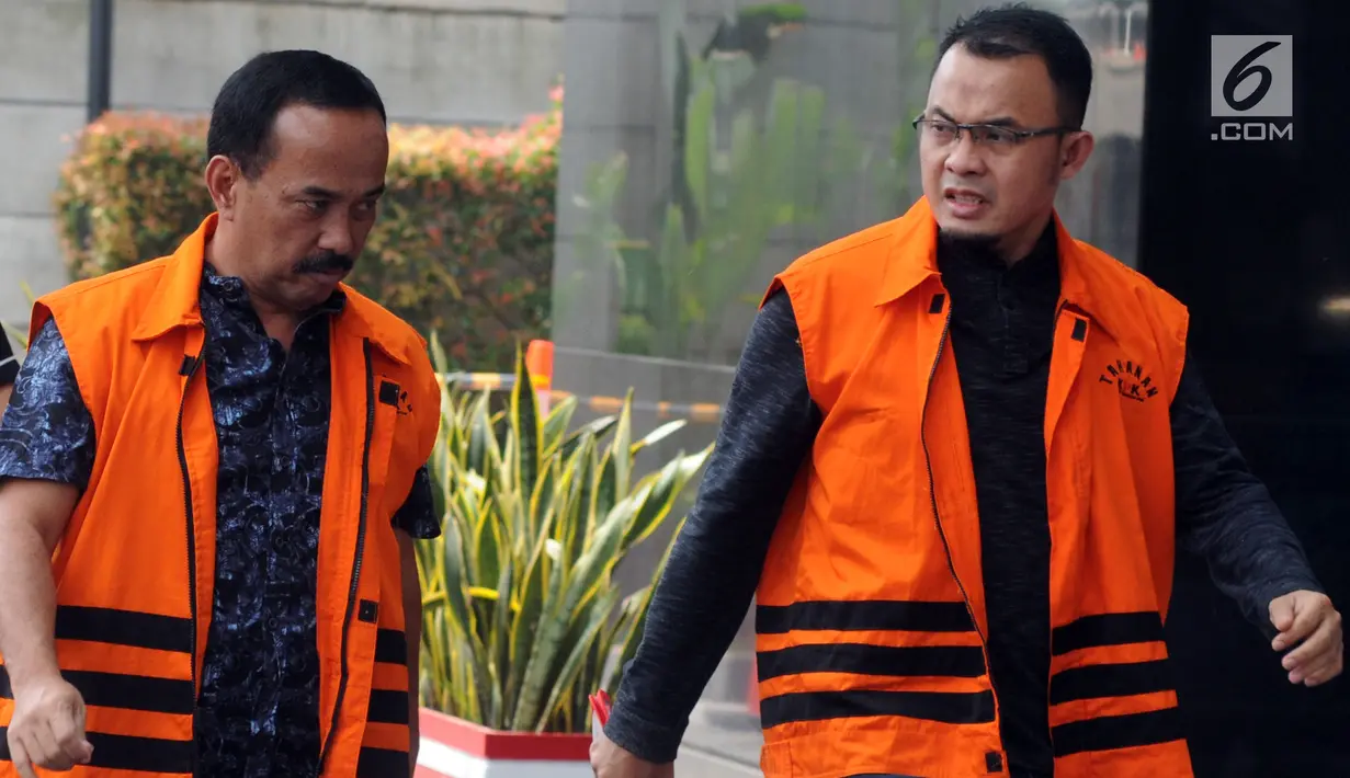 Walikota Blitar nonaktif Muhammad Samanhudi Anwar (kiri) dan Ketua Fraksi PAN DPRD Lampung Agus Bhakti Nugroho menjalani pemeriksaan lanjutan di gedung KPK, Jakarta, Selasa (04/9). (merdeka.com/dwi narwoko)