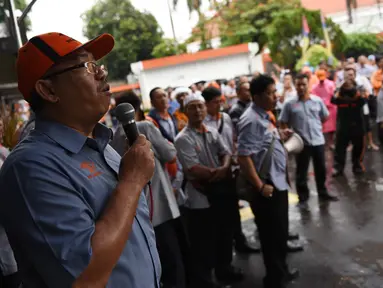 Seorang karyawan PT Pos Indonesia berorasi saat berunjuk rasa di depan Gedung Direksi PT Pos Indonesia, Jakarta, Senin (25/6). Mereka menuntut direksi membagi keuntungan kepada para pekerja sesuai dengan perjanjian kerja sama. (Liputan6.com/Arya Manggala)