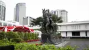 Patung Presiden ke-1 RI Soekarno terpajang di Gedung Kementerian Pertahanan, Jakarta, Minggu (6/6/2021). Menteri Pertahanan Prabowo Subianto mengungkapkan, patung Soekarno yang menunggangi kuda tersebut dilatarbelakangi peristiwa 5 Oktober 1946. (Liputan6.com/Faizal Fanani)