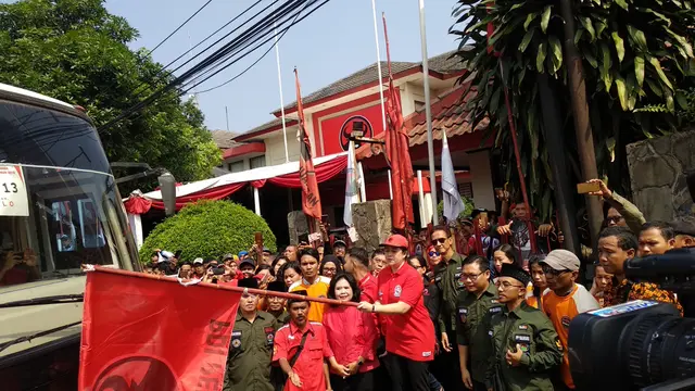 Puan Maharani melepas iringan bis mudik gratis PDIP (Ahda Bayhaqi/Merdeka.com)