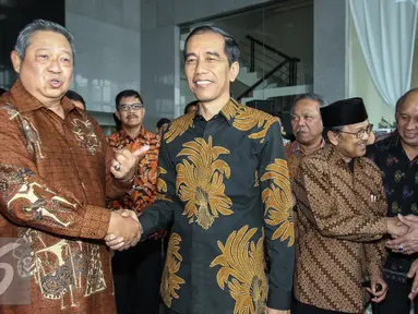 Presiden Joko Widodo (kanan) bersalaman dengan Mantan Presiden ke-6 Susilo Bambang Yudhoyono usai peresmian gedung baru KPK di Jakarta, Selasa (29/12). Penggunaan gedung ini baru bisa digunakan pada Maret mendatang. (Liputan6.com/Faizal Fanani)