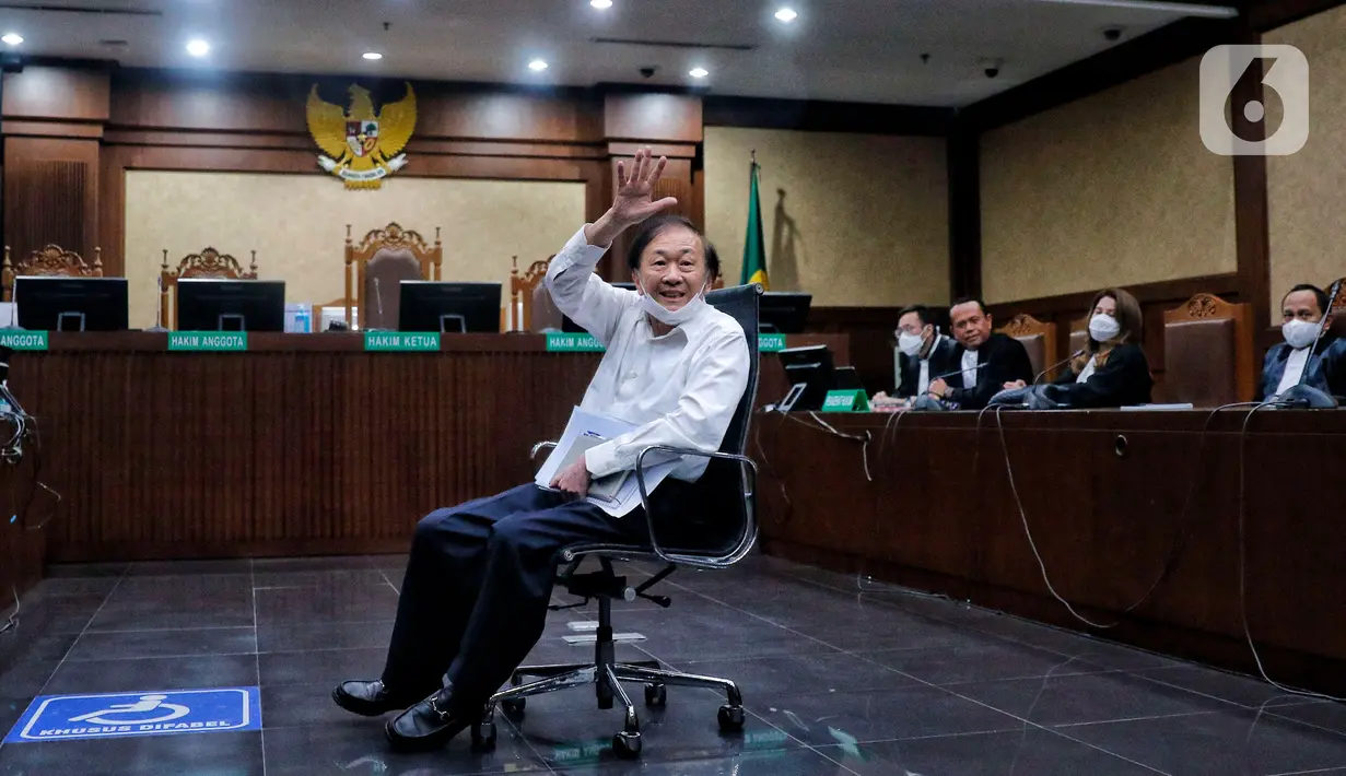 Terdakwa kasus dugaan tindak pidana korupsi PT Duta Palma, Surya Darmadi mengikuti sidang pembacaan putusan di Pengadilan Tipikor Jakarta, Kamis (23/2/2023). Usia lanjut dan kondisi kesehatan Surya Darmadi yang menurun turut menjadi pertimbangan meringankan hakim dalam menjatuhkan vonis kepada Surya Darmadi. (Liputan6.com/Angga Yuniar)