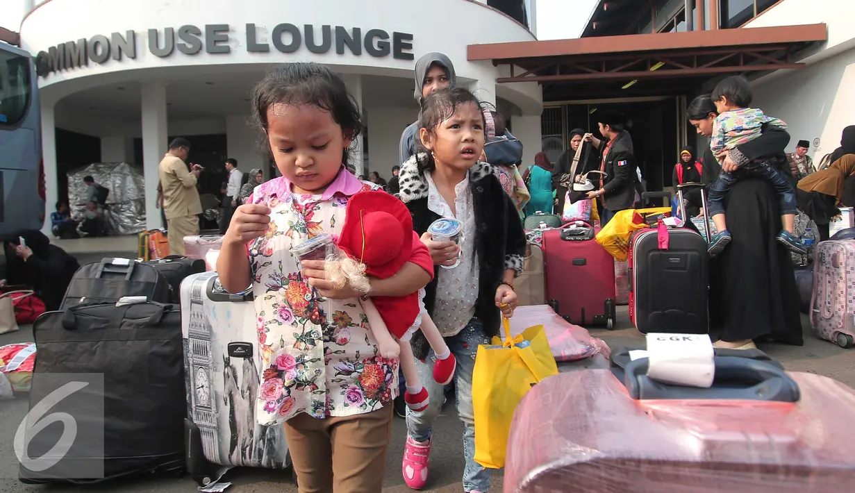 Sejumlah anak berjalan saat tiba di Bandara Soekarno Hatta, Tangerang, Rabu (11/11/2015). Para TKI perempuan tersebut hampir sebagian pulang membawa anak-anak mereka yang wajahnya lucu dan menggemaskan. (Liputan6.com/Angga Yuniar)