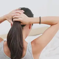 Ilustrasi mengikat rambut/copyright shutterstock