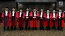 Ketua Mahkamah Konstitusi, Arief Hidayat (tengah) bersama 8 Hakim Konstitusi usai pengambilan sumpah di Gedung MK, Jakarta, Jumat (14/7). Arief Hidayat kembali terpilih menjadi Ketua MK untuk masa jabatan 2017-2020. (Liputan6.com/Johan Tallo)