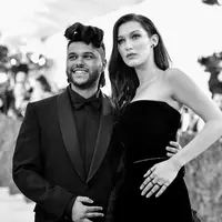 The Weeknd kini sedang menjadi perbincangan lantaran kembali berusaha mendekati Bella Hadid usai tak seberapa lama putus dari Selena Gomez. (MIKE COPPOLA/GETTY IMAGES NORTH AMERICA/AFP)
