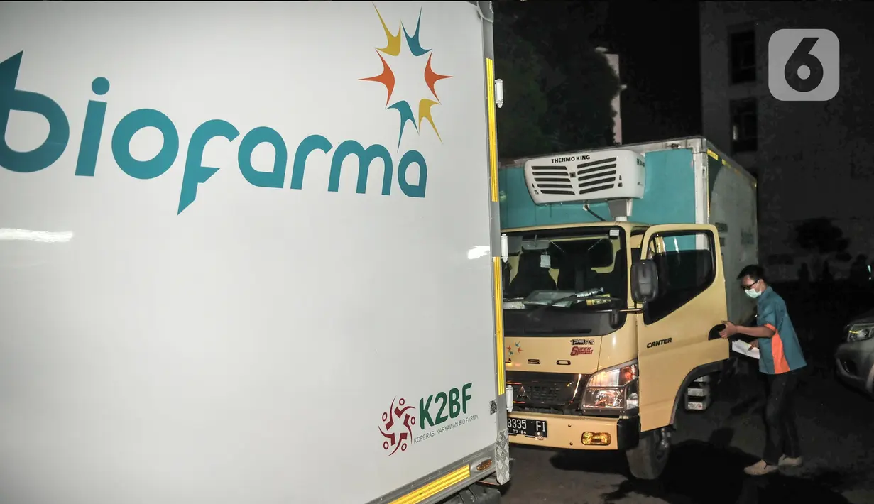 Truk Biofarma yang mengangkut vaksin Covid-19 dari Sinovac saat tiba di Kantor Dinas Kesehatan DKI Jakarta, Kamis (7/1/2021). Dinas Kesehatan DKI Jakarta pada tahap I telah menerima sebanyak 78.400 vaksin Covid-19 dari Sinovac yang diprioritaskan untuk tenaga kesehatan. (merdeka.com/Iqbal Nugroho)