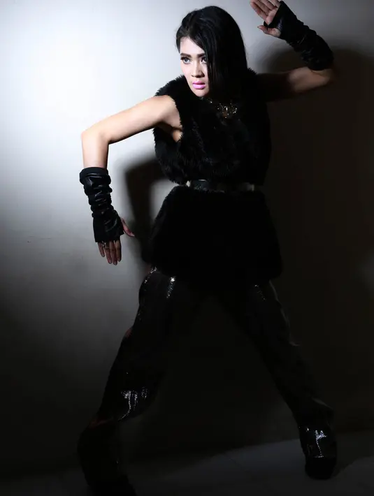 Sisi hitam nan kelam tetap membuat Indah tampil menggoda (Foto: Muhammad Akrom Sukarya)