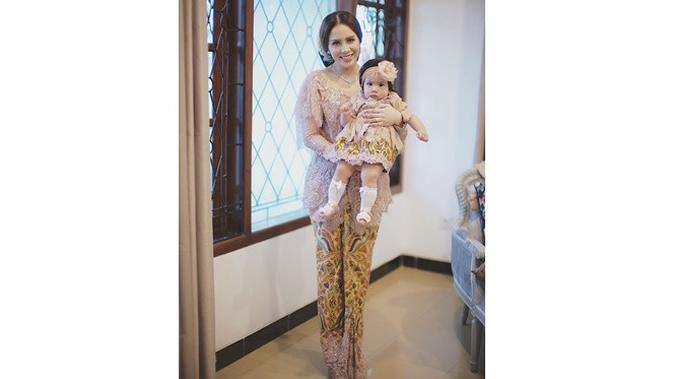 6 Gaya Momo Geisha Berdandan Bak Pejabat, Jadi Sorotan Publik (sumber: Instagram.com/therealmomogeisha)