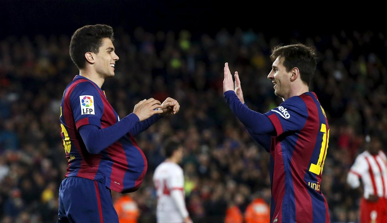 Marc Batra merayakan golnya bersama Lionel Messi di Stadion Camp Nou, Kamis (9/4/2015) dini hari WIB. (REUTERS/Albert Gea)