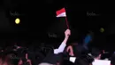 Penonton membawa bendera Merah-Putih saat menantikan Countdown Asian Games 2018 di Silang Monas, Jakarta, (18/8/2017), Asian Games 2018 memiliki tema Energy Of Asia. (Bola.com/Nicklas Hanoatubun)