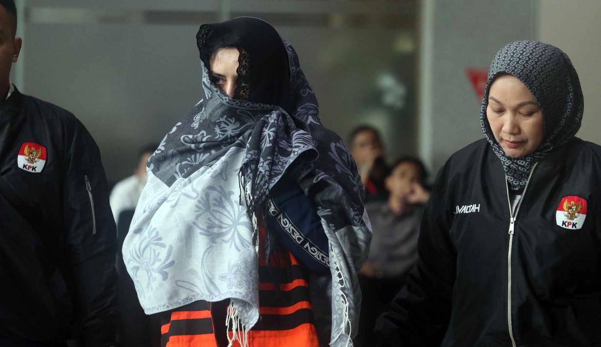 KPK juga menyita barang bukti terkait OTT tersebut, di antaranya barang bukti elektronik hingga mobil. Tampak dalam foto, Bupati Pekalongan, Fadia Arafiq (tengah) saat dibawa petugas menuju mobil tahanan usai menjalani pemeriksaan usai terjaring Operasi Tangkap Tangan (OTT) di gedung Merah Putih Komisi Pemberantasan Korupsi (KPK), Jakarta, Rabu (4/3/2026). (Foto: Istimewa)