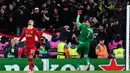 Kemenangan 1-0 PSG atas Liverpool di leg kedua 16 besar Liga Champions 2024/2025 membuat skor agregat menjadi imbang 1-1 usai Liverpool menang 1-0 di leg pertama. Pemenang pun harus ditentukan lewat adu penalti. (Darren Staples/AFP)