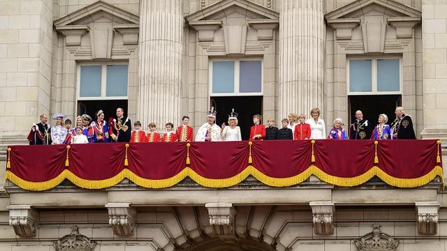 Sejumlah anggota keluarga Kerajaan Inggris muncul di balkon Istana Buckingham mendampingi Raja Charles III dan Ratu Camilla pada Sabtu 6 Mei 2023. (Dok. Leon Neal/AP)