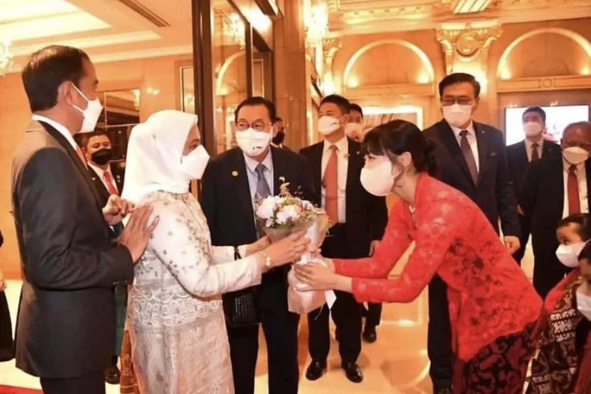 Dita Karang Kenakan Kebaya Merah  Saat Sambut President Jokowi dah Ibu Iriana di Korea Selatan
