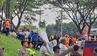 Penampakan pesawat jatuh di Lapangan Sunburst, Kecamatan Serpong, Kota Tangsel, Minggu (19/5/2024). (Liputan6.com/Pramita Tristiawati)