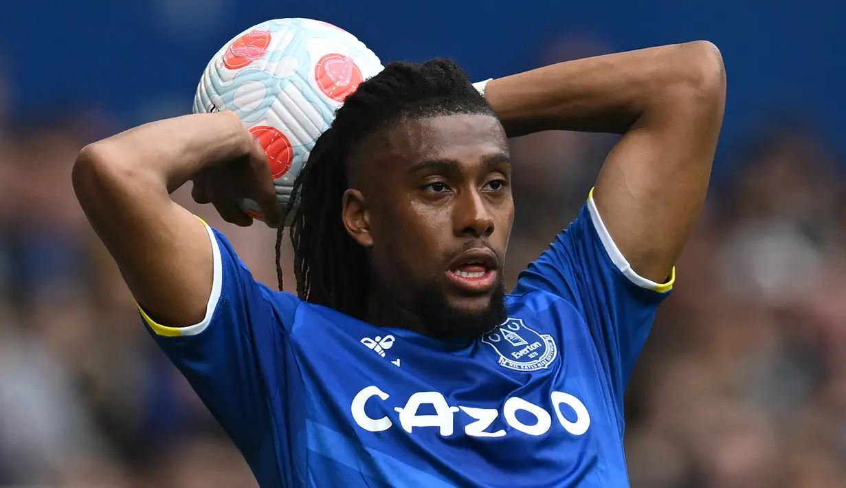 Alex Iwobi. Bersinar bersama Arsenal, sayap kiri Nigeria berusia 26 tahun ini didatangkan Everton pada awal musim 2019/2020. Hingga kini, ia telah tampil membela The Toffees dalam 95 laga di semua ajang dengan torehan 7 gol dan 7 assist. (AFP/Paul Ellis)