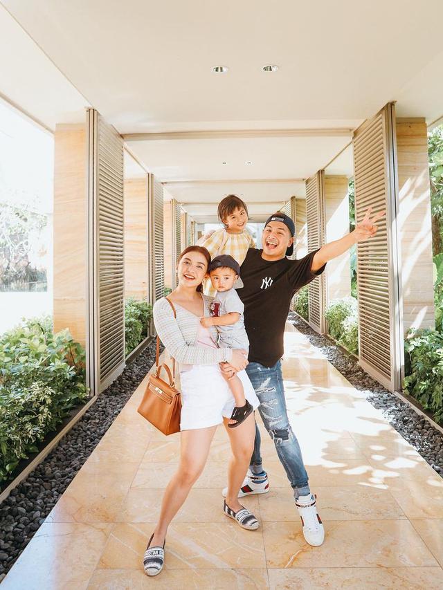 7 Tahun Menikah, Ini 8 Potret Harmonis Keluarga Chelsea Olivia dan Glenn Alinskie