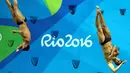 Atlet Brasil, Ian Matos dan Luiz Felipe Outerelo saat loncat indah sinkronisasi 3 m pria pada Olimpiade 2016 di Brasil, (10/8).Para atlet harus memperlihatkan gerakan loncatan yang indah untuk mendapatkan nilai yang tinggi.(REUTERS/Antonio Bronic)