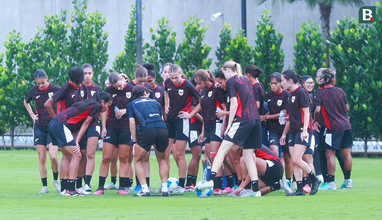Timnas Indonesia Putri terus menggenjot persiapan jelang Kualifikasi Piala Asia Putri 2026 dengan menggelar sesi latihan di Dewa United Arena, Tangerang, Rabu (25/6/2025). (Bola.com/M Iqbal Ichsan)