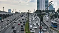 Kepadatan kendaraan saat jam kerja di Jalan MT Haryono, Jakarta, Kamis (27/10/2022). Pemerintah Provinsi (Pemprov) DKI Jakarta akan menggelar uji coba publik pengaturan jam kerja untuk mengatasi kemacetan. Kepala Dinas Perhubungan DKI Jakarta Syafrin Lupito mengatakan uji publik tersebut paling lama dilakukan pada pekan depan. (merdeka.com/Iqbal S. Nugroho)