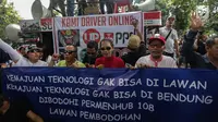 Puluhan driver online membentangkan spanduk saat unjuk rasa di depan Kemenhub, Jakarta, Senin (22/1). Dalam aksinya mereka menolak PM 108 Tahun 2017 mengenai besaran tarif yang harus sesuai dengan agrometer taksi daring.  (Liputan6.com/Faizal Fanani)