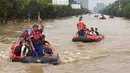 Warga dievakuasi menggunakan perahu karet melalui banjir di Zhuozhou, Provinsi Hebei, China, Rabu (2/8/2023). Otoritas China menggandakan upaya penyelamatan di Kota Zhuozhou, salah satu kawasan terdampak banjir dengan lebih dari 600.000 penduduk di barat daya Beijing. (AP Photo/Andy Wong)