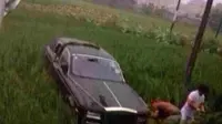 Tak Awas, Rolls-Royce Nyebur ke Sawah
