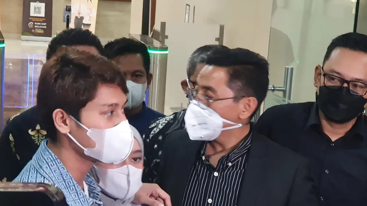 Pasangan artis, Rizky Billar dan Lesti Kejora, setelah menjalani pemeriksaan Bareskrim Polri, Rabu (20/4/2022) (Merdeka/Bachtiarudin Alam)