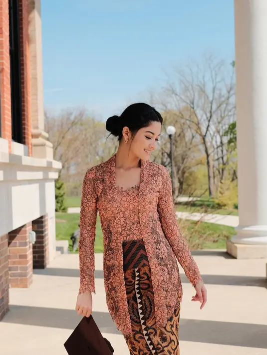 Untuk rambutnya ditata updo sederhana. Sementara wajahnya dipoles makeup nuansa peach yang segar. [Foto: IG/yorikooangln_].