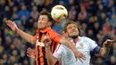 Duel antara pemain Sevilla, Facundo Ferreyra (kanan), dengan pemain Shakhtar, Daniel Carrico, dalam laga leg pertama semifinal Liga Europa di Stadion Arena Lviv, Lviv, Ukraina, Jumat (29/4/2016) dini hari WIB. (AFP/Genya Savilov)