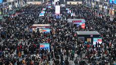 Penumpang menunggu di stasiun kereta api Hongqiao di Shanghai (20/1/2023). Migrasi tahunan dimulai dengan jutaan orang kembali ke kampung halaman mereka untuk perayaan Tahun Baru Imlek. (AFP/Hector Retamal)