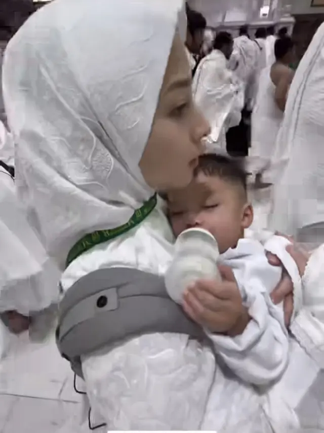 7 Potret Nikita Willy Jalani Umrah Bareng Keluarga Besar, Sosok Baby Izz Menggemaskan