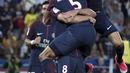 Para pemain PSG merayakan gol Thiago Motta saat melawan Saint Etienne pada lanjutan Ligue 1 Prancis di Parc des Princes stadium, Paris, (25/8/2017). PSG menang 3-0. (AP/Kamil Zihnioglu)