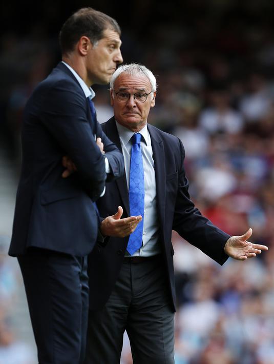 Pelatih Leicester, Claudio Ranieri, memprotes pelatih West Ham United, Slaven Bilic, dalam laga Liga Inggris di Stadion Boleyn Ground, London, (15/8/2015). (AFP/Justin Tallis)