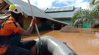 Banjir Konawe Utara dan Konawe, menyebabkan belasan ribu orang mengungsi setelah rumahnya terendam dan hanyut.(Liputan6.com/Ahmad Akbar Fua)