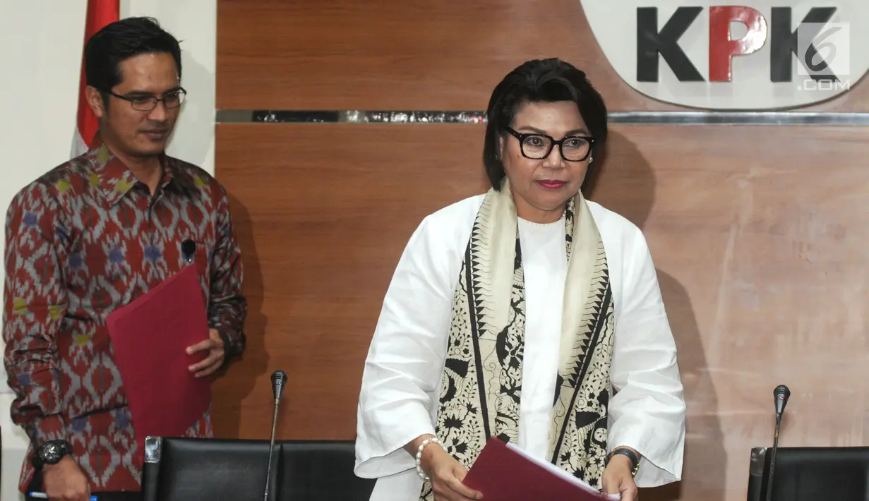 Wakil Pimpinan KPK Basaria Panjaitan dan juru bicara, Febri Diansyah memberi keterangan pers terkait barang bukiti uang OTT Bupati Mesuji Khamami senilai Rp 1,2 M di gedung KPK, Jakarta, Kamis (24/1). KPK menetapkan 5 tersangka. (merdeka.com/Dwi Narwoko)