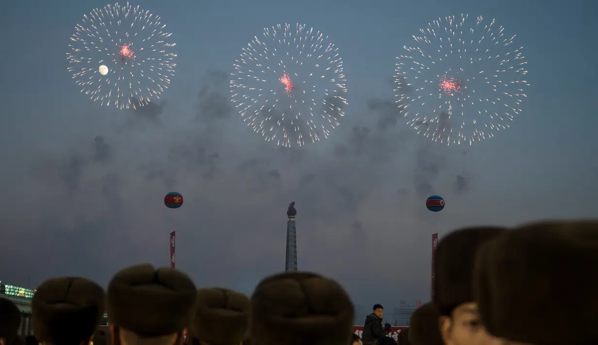 Tentara Korea Utara menonton pertunjukan kembang api untuk merayakan deklarasi Korea Utara di Pyongyang (29/11). Korut menyatakan bahwa negara mereka sudah mencapai targetnya menjadi negara nuklir. (AFP Photo/Kim Won-Jin)