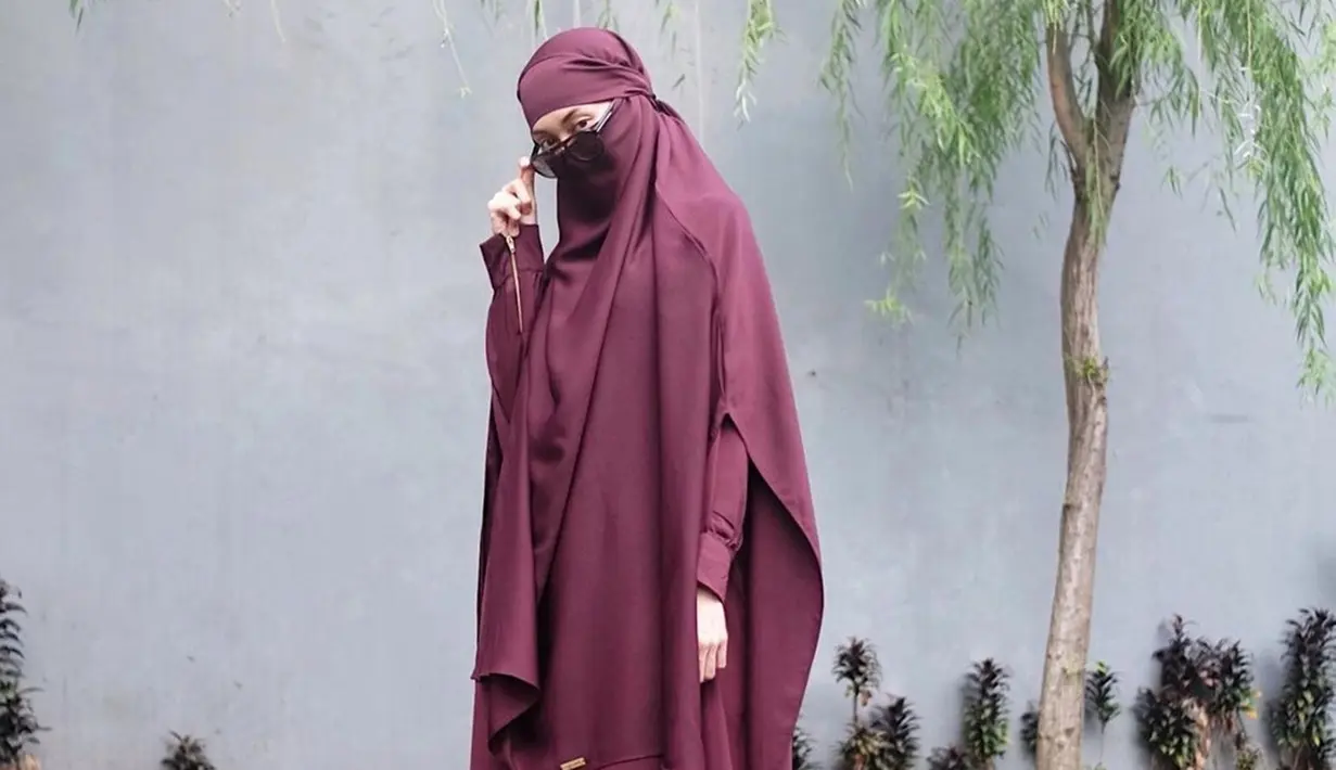 Pasalnya, kini dirinya terlihat tampil lebih syari. Tak hanya itu saja, ia juga beberapa menggunakan cadar dalam unggahan di akun Instagram pribadinya. (Liputan6.com/IG/@ayupratiwi)
