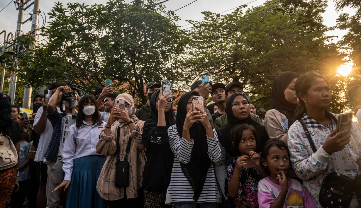 Ratusan warga Surabaya memenuhi kawasan  Pura Segara, Kenjeran hingga Jalan Raya Kenjeran untuk menyaksikan pawai ogoh-ogoh yang baru dilakukan kembali usai pandemi Covid-19. (AFP/Juni Kriswanto)