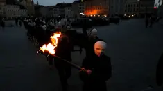 Para peserta berpakaian hitam, mengenakan topeng, menabuh genderang serta mendorong gerobak kecil membuat suara selaras dan nyaring saat mengikuti prosesi Paskah melewati jalan-jalan di Ceske Budejovice, Republik Ceko, Kamis (1/4/2021). (AP Photo/Petr David Josek)