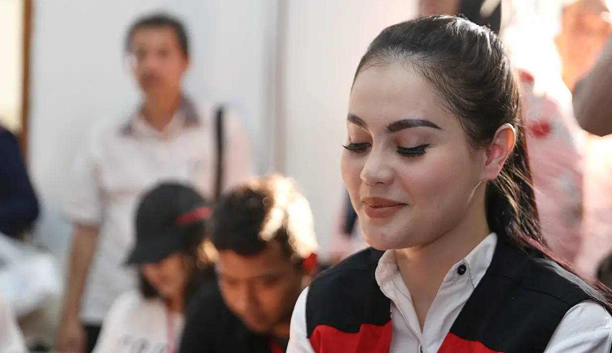 "Sebagai sudah diatur pasal 127 ayat 1 huruf a, UU RI no 35 tahun 2009 tentang narkotika. Menjatuhkan hukuman kepada Jeje alias Jennifer Dunn dengan pidana penjara selama delapan bulan dikurangi selama terdakwa berada dalam tahanan," lanjutnya