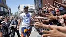 Pemain Guard Golden State Warriors, Stephen Curry saat menggelar parade Warriors 2018 usai menjuarai NBA 2018 di pusat kota Oakland, California, Amerika Serikat, (12/6). (AP Photo/Marcio Jose Sanchez)