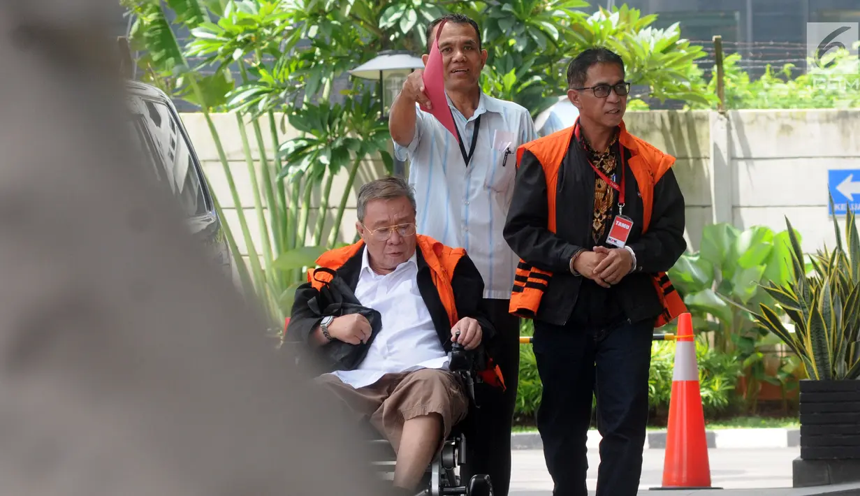 Bupati nonaktif Mesuji Khamami (kanan) dan Dirut PT Wijaya Kusuma Emindo (WKE) Budi Suharto tiba di Gedung KPK, Jakarta, Senin (11/2). Budi diperiksa sebagai tersangka terkait suap proyek SPAM TA 2017-2018 di Kementerian PUPR. (Merdeka.com/Dwi Narwoko)