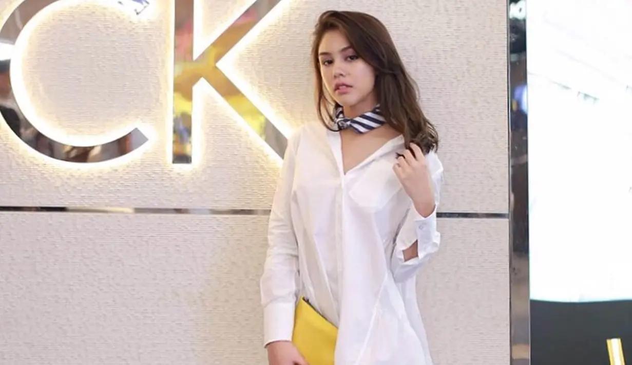 Dirinya bahkan pernah menggunakan kemeja oversize yang dijadikan sebagai simple dress dan menambahkan aksesors berupa kerah kemeja bermotif garis. Penampilan sederhana Vanesha ini pun tetap terlihat menawan dan bisa dijadikan inspirasi. (Liputan6.com/IG/@vaneshaass)